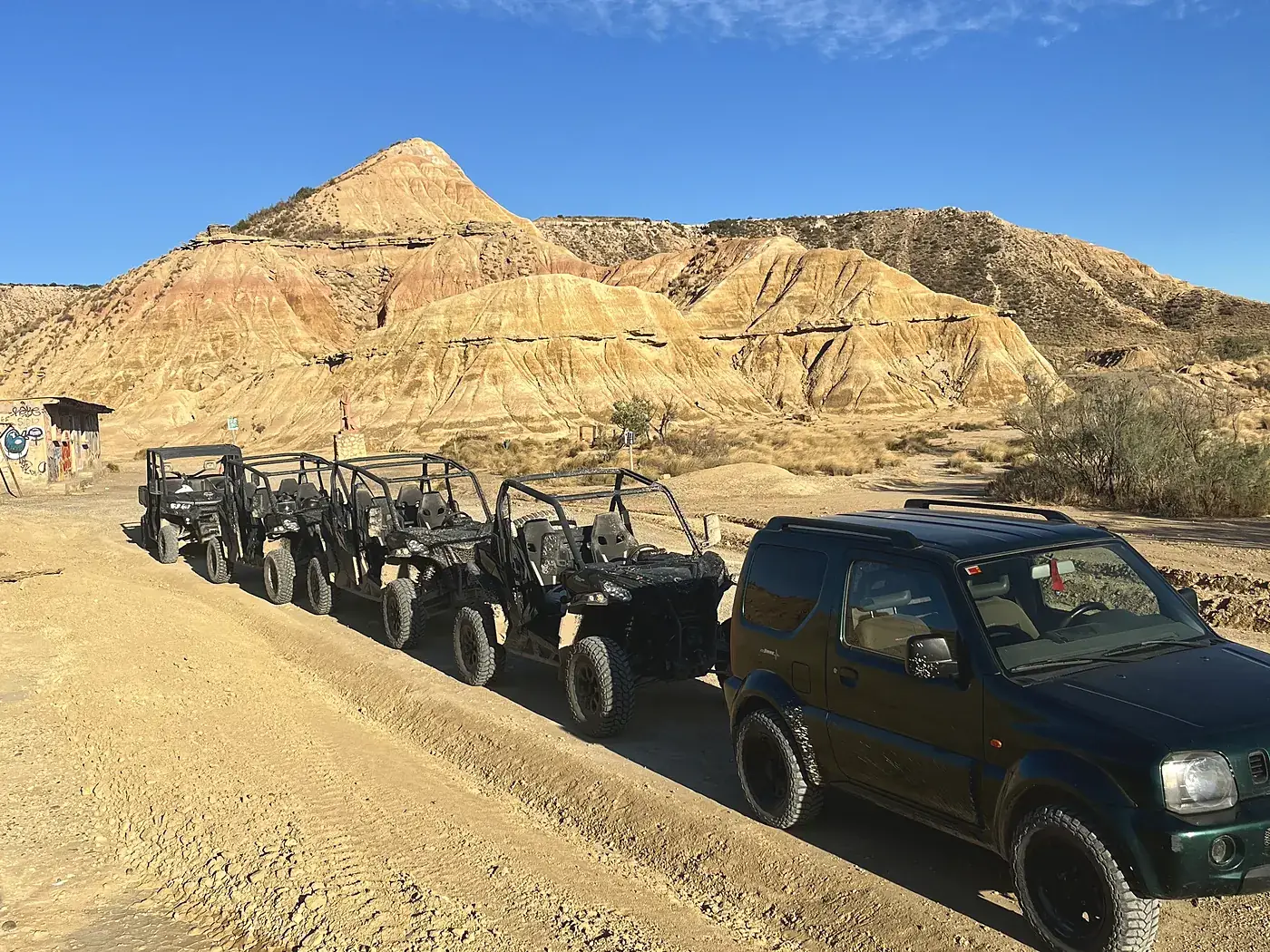 Caravana de buggies y un todoterreno 4x4 preparados para una ruta guiada por las Bardenas Reales