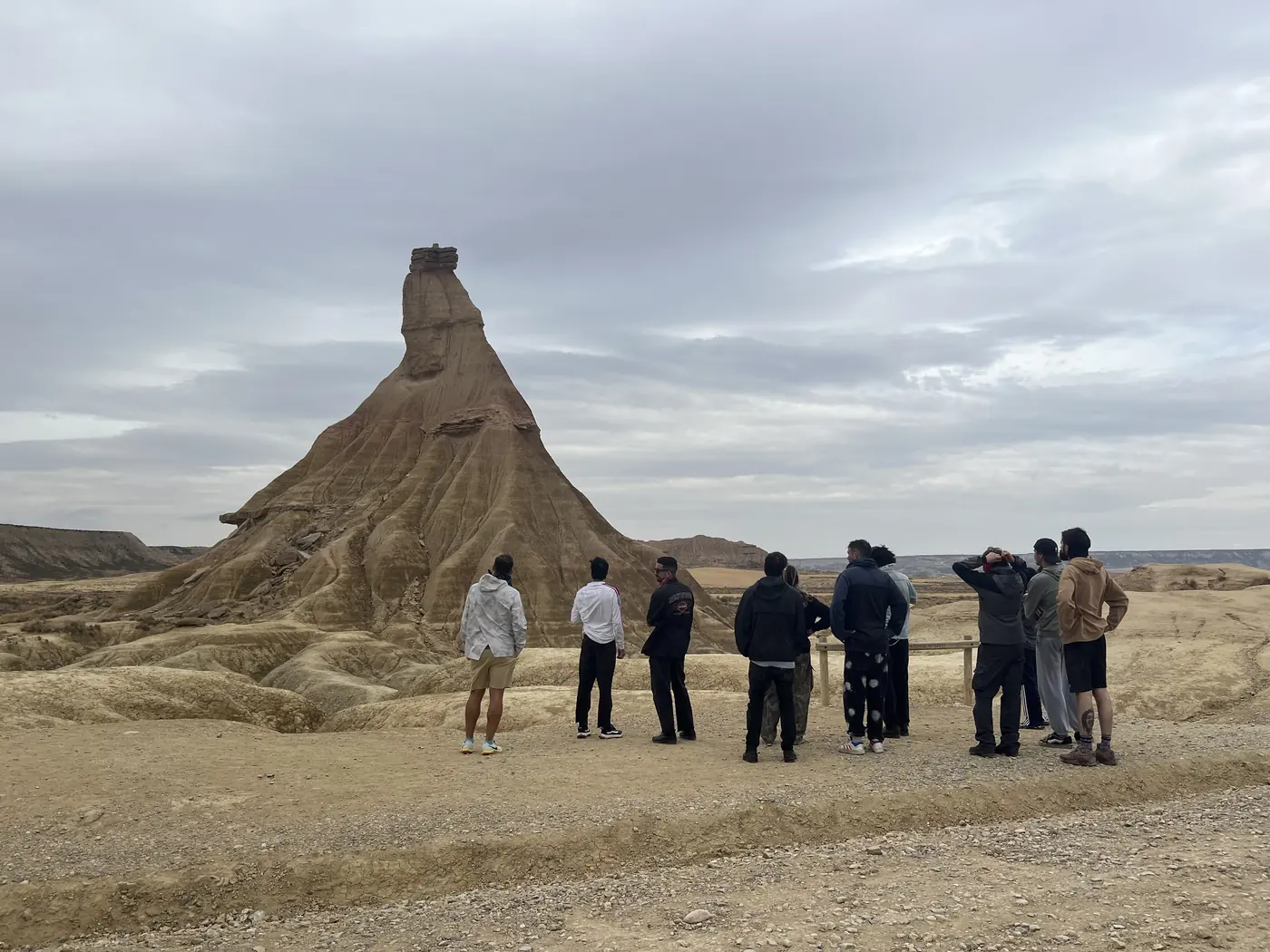 Grupo de empresa frente a Castildetierra durante una experiencia de team building en las Bardenas Reales